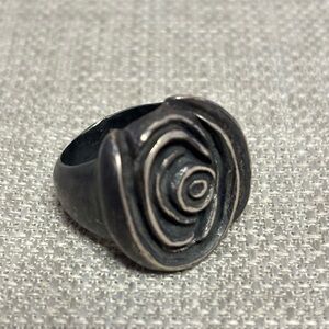 Very cool silver ring, size 6.